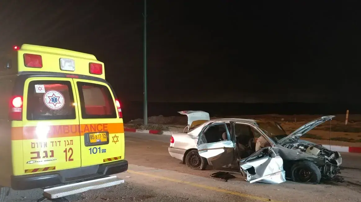 צעיר כבן 20 נהרג וצעיר נוסף נפצע בינוני בהתנגשות רכב בסלעים בנאות חובב צעיר כבן 20 נהרג וצעיר נוסף נפצע בינוני בהתנגשות רכב בסלעים בנאות חובב