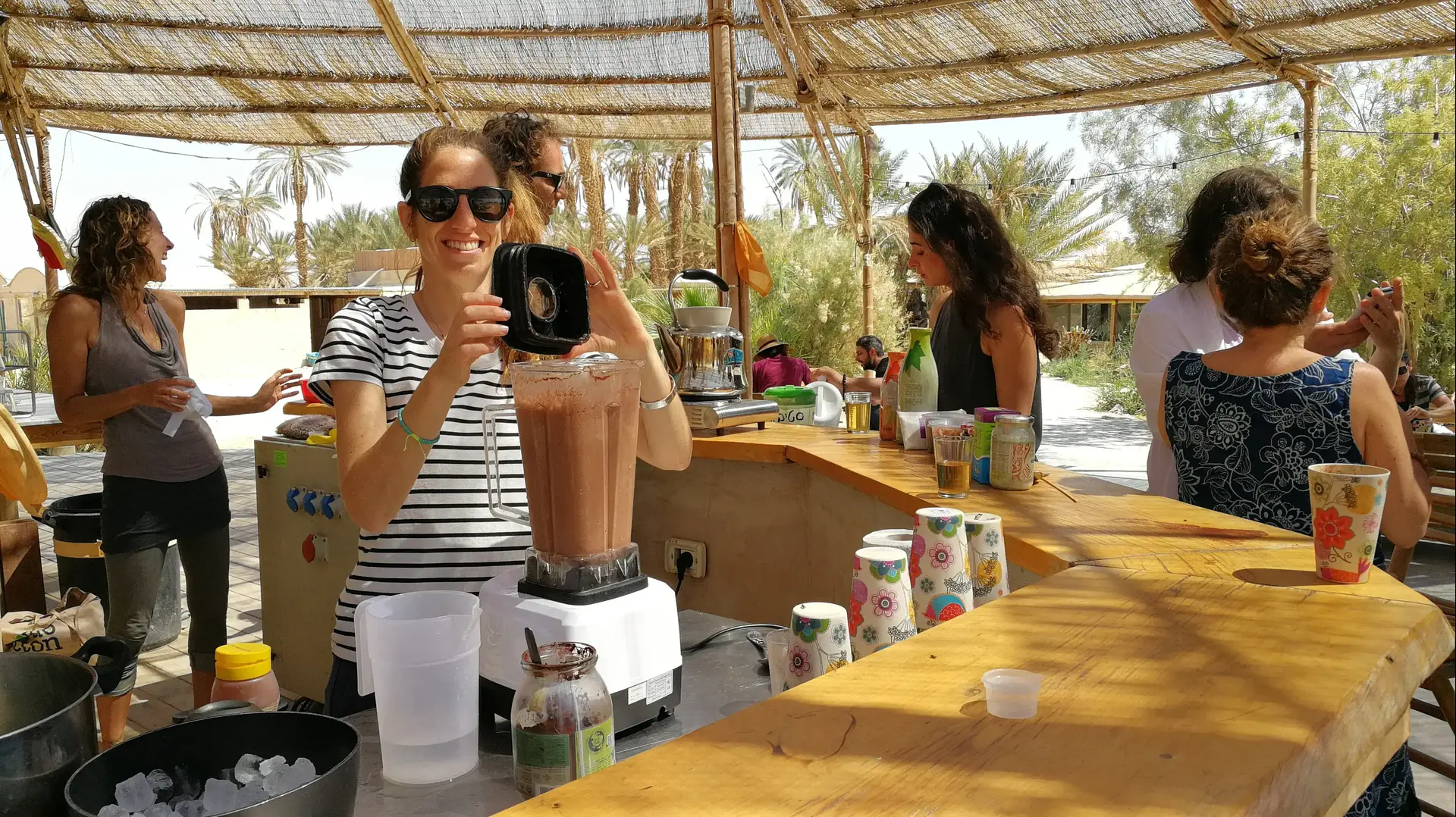 ברמנית בסדנת מיצים ברמנית בסדנת מיצים