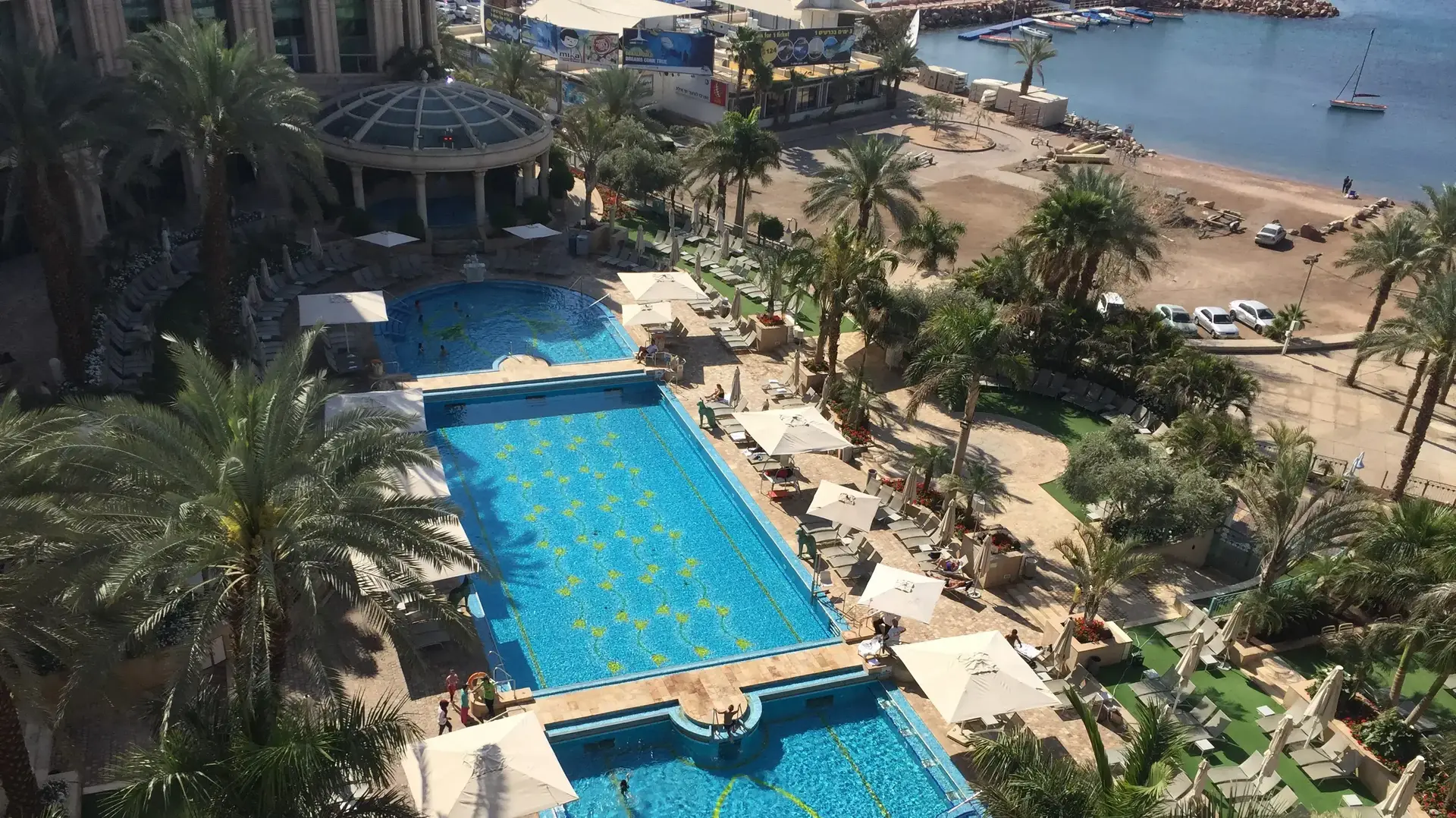 בריכת השחייה במלון מלכת שבא בריכת השחייה במלון מלכת שבא
