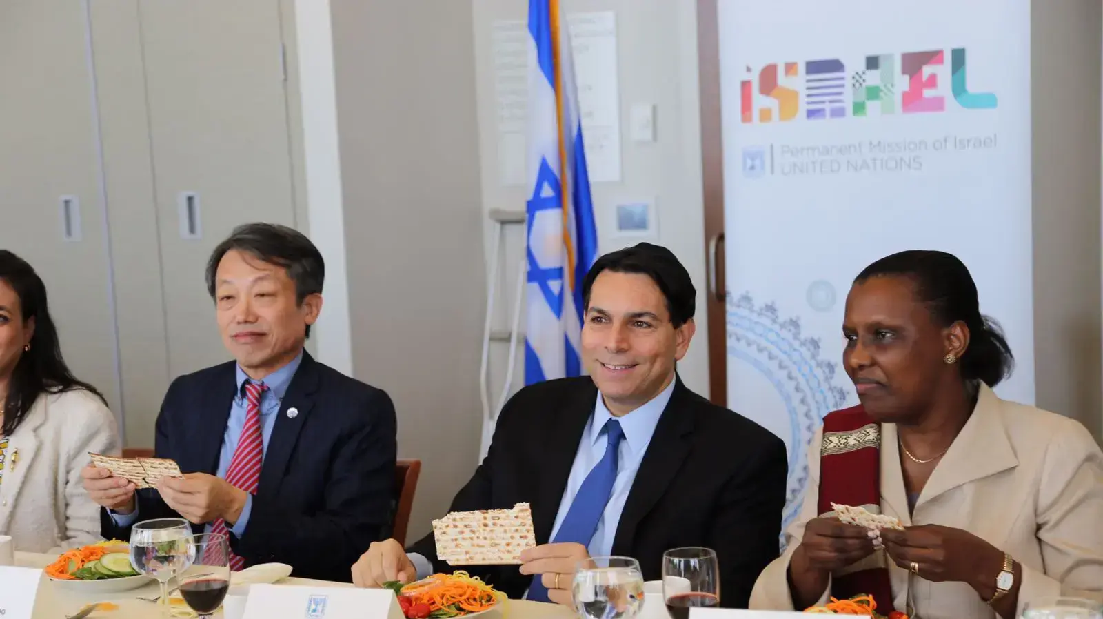 שגריר ישראל באו"ם דני דנון ערך ארוחת סדר פסח לנציגי כמה מדינות שגריר ישראל באו"ם דני דנון ערך ארוחת סדר פסח לנציגי כמה מדינות