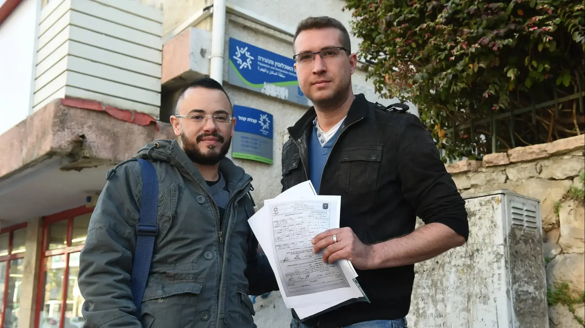 נושא רישומו של תינוק שנולד לבני זוג שאחד מהם יהונתן מרטון טרנסג'נדר, משרד הפנים רמת גן, 4 באפריל 2017 נושא רישומו של תינוק שנולד לבני זוג שאחד מהם יהונתן מרטון טרנסג'נדר, משרד הפנים רמת גן, 4 באפריל 2017