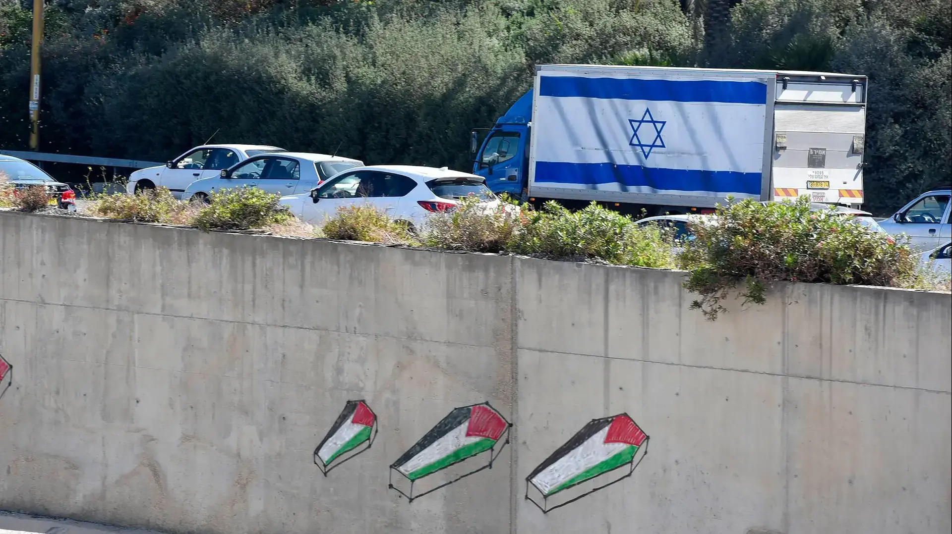 גרפטי ארונות קבורה עם דגלי ישראל ודגלי פלסטין ציור קיר נחל איילון, תל אביב 4 באפריל 2017