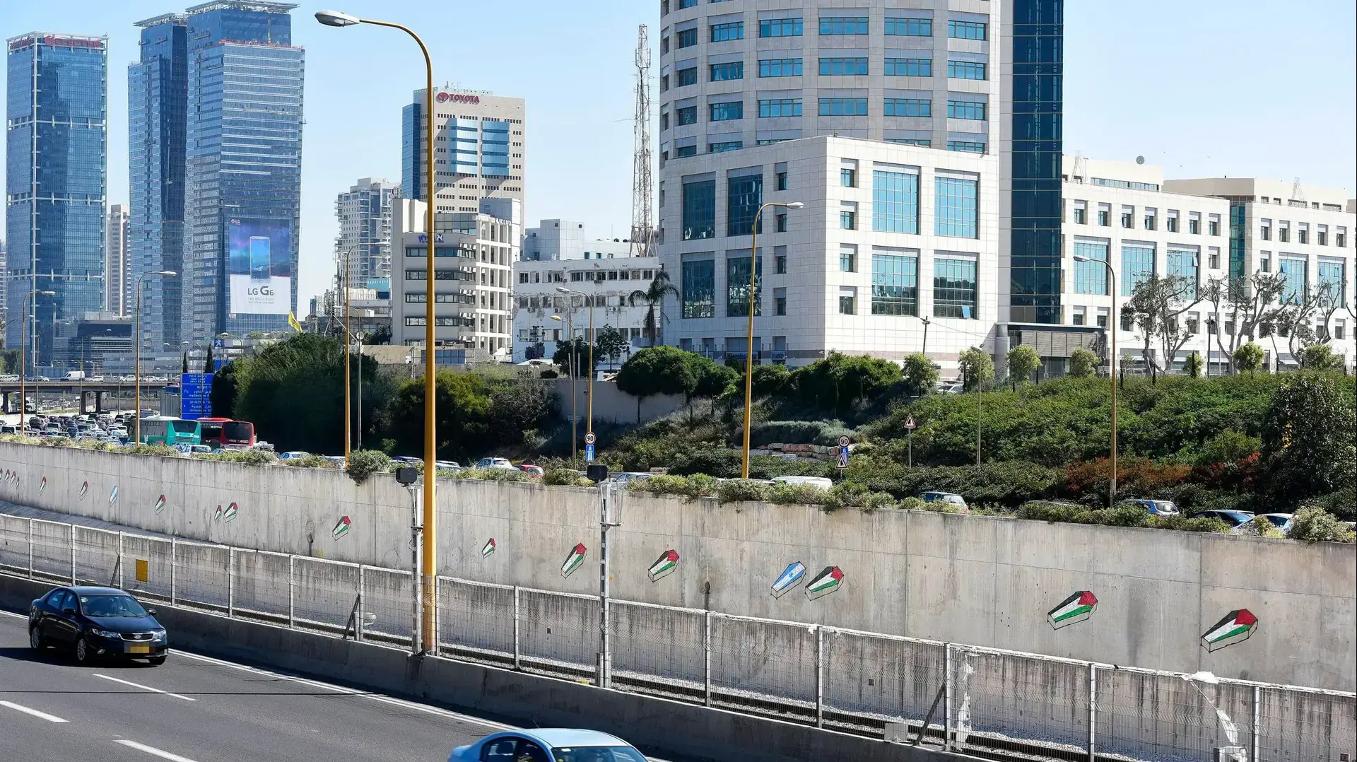גרפטי ארונות קבורה עם דגלי ישראל ודגלי פלסטין ציור קיר נחל איילון, תל אביב 4 באפריל 2017 גרפטי ארונות קבורה עם דגלי ישראל ודגלי פלסטין ציור קיר נחל איילון, תל אביב 4 באפריל 2017