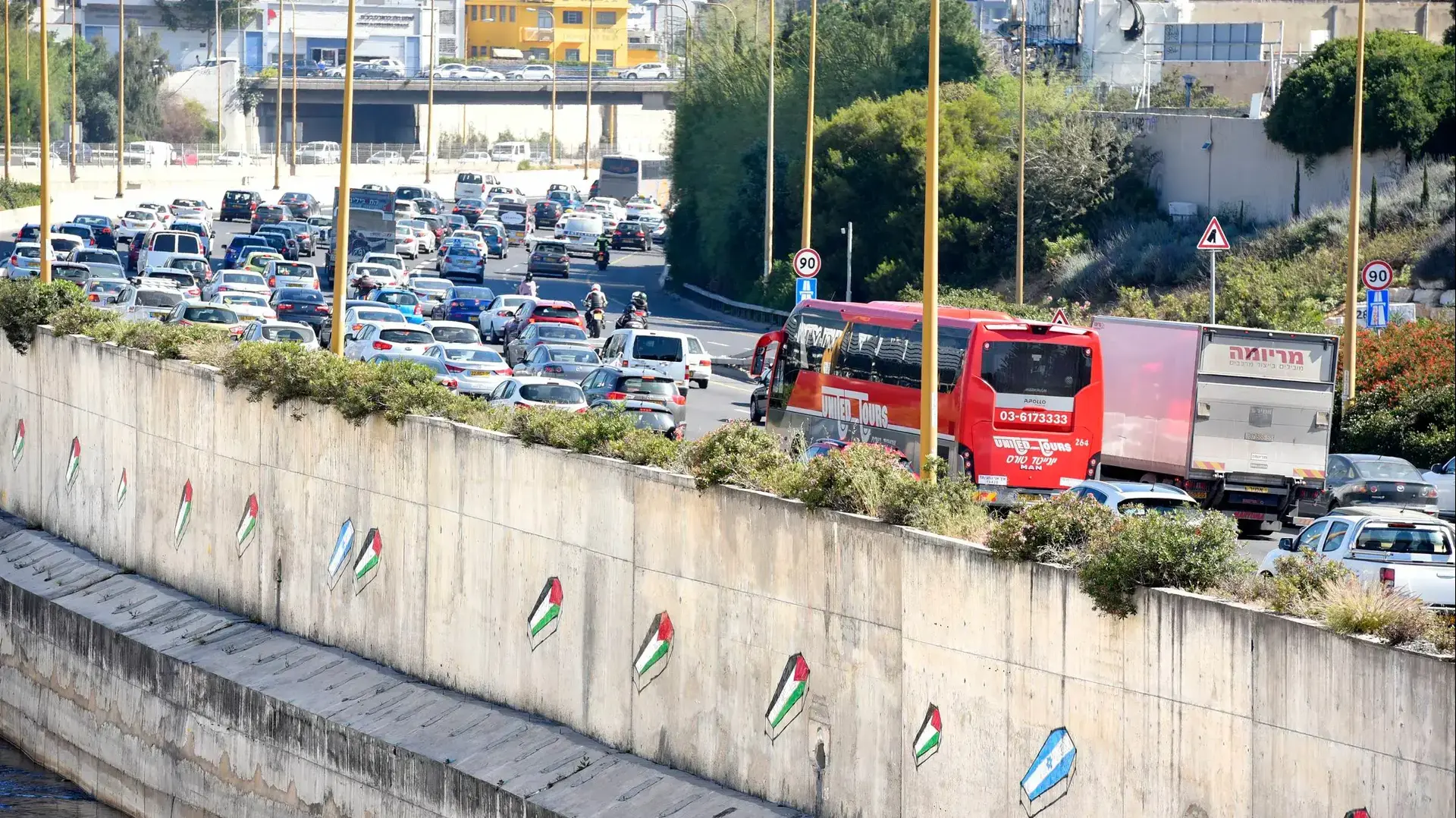 גרפטי ארונות קבורה עם דגלי ישראל ודגלי פלסטין ציור קיר נחל איילון, תל אביב 4 באפריל 2017 גרפטי ארונות קבורה עם דגלי ישראל ודגלי פלסטין ציור קיר נחל איילון, תל אביב 4 באפריל 2017