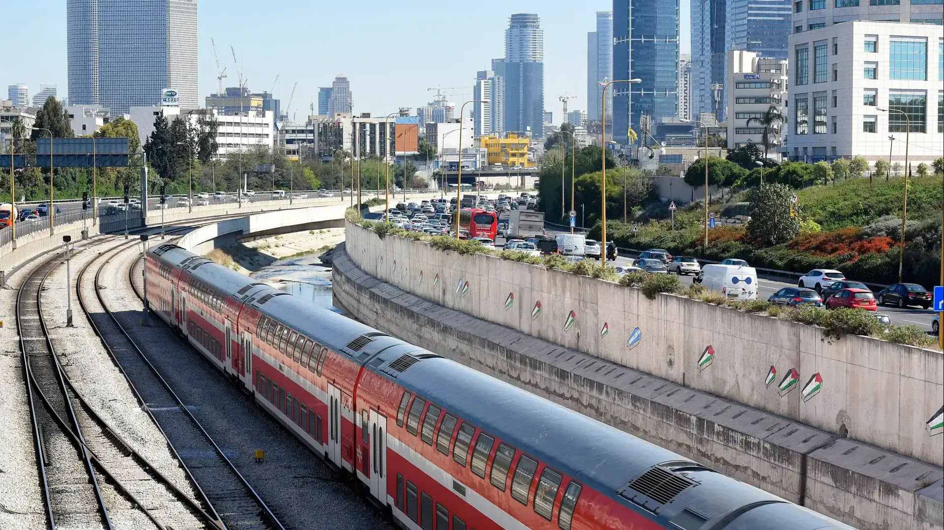 גרפטי ארונות קבורה עם דגלי ישראל ודגלי פלסטין ציור קיר נחל איילון, תל אביב 4 באפריל 2017 גרפטי ארונות קבורה עם דגלי ישראל ודגלי פלסטין ציור קיר נחל איילון, תל אביב 4 באפריל 2017