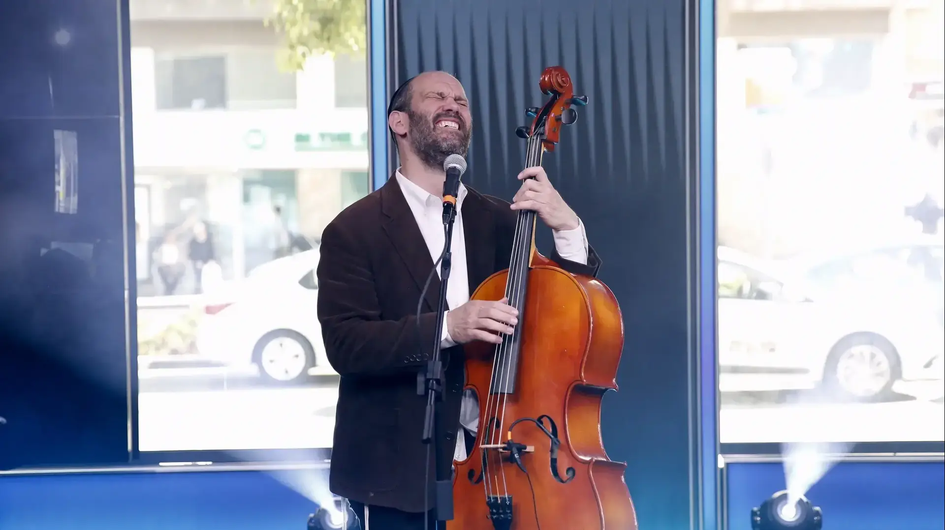 יונתן רזאל באולפן וואלה שר את השיר הללויה יונתן רזאל באולפן וואלה שר את השיר הללויה