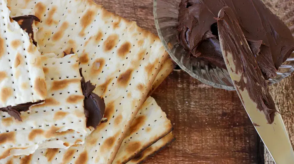 מצה עם שוקולד מצה עם שוקולד