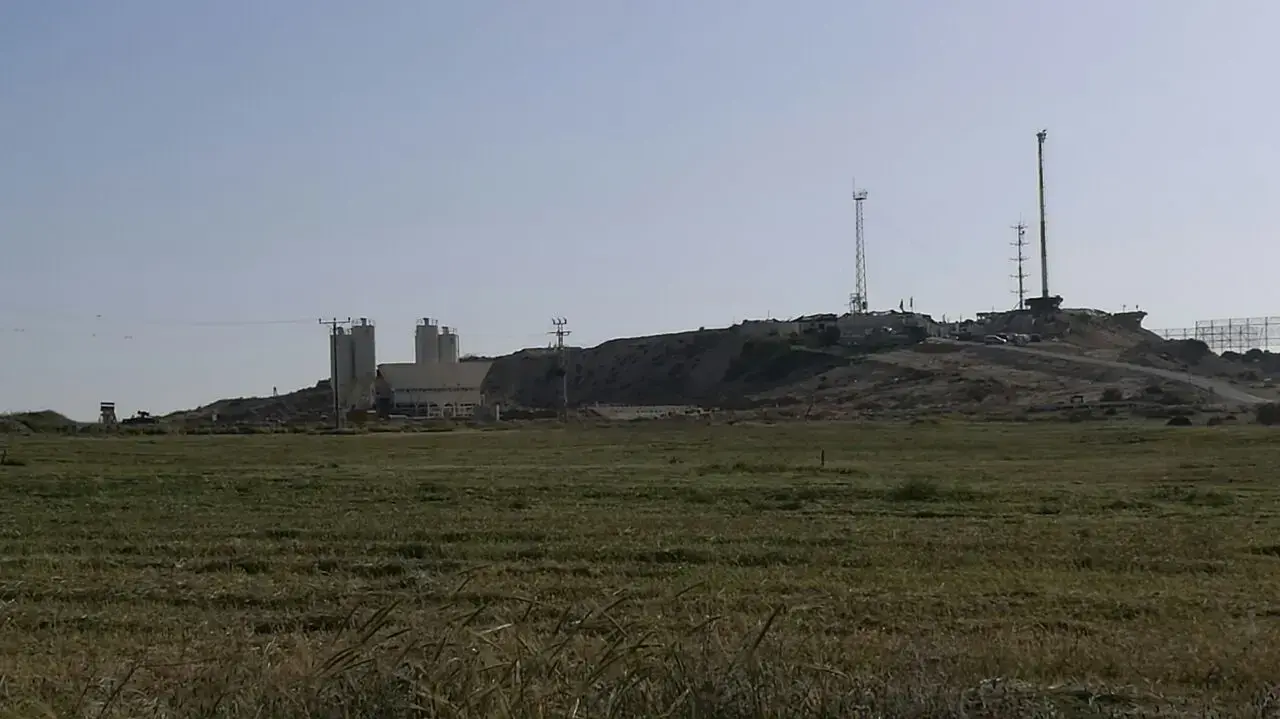 מפעל בטון שהוקם ע"י צה"ל בגבול עזה על מנת להוות מכשול מול המנהרות. 5 באפריל 2017 מפעל בטון שהוקם ע"י צה"ל בגבול עזה על מנת להוות מכשול מול המנהרות. 5 באפריל 2017