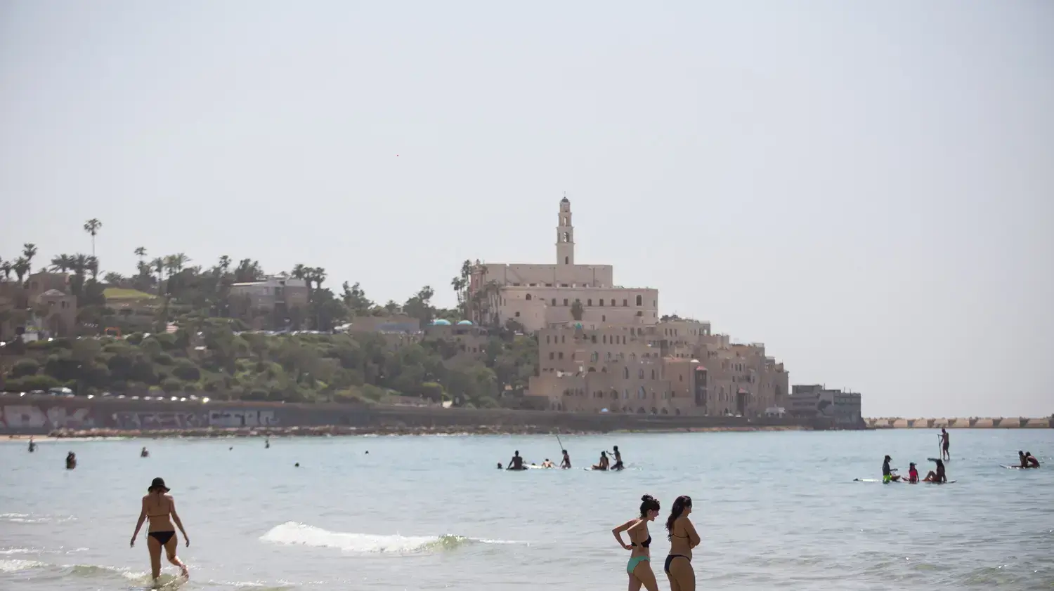 תמונות היום: נהנים מהחום בחופי תל אביב. 5 באפריל 2017 תמונות היום: נהנים מהחום בחופי תל אביב. 5 באפריל 2017
