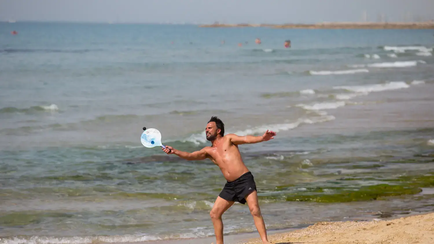 תמונות היום: נהנים מהחום בחופי תל אביב. 5 באפריל 2017 תמונות היום: נהנים מהחום בחופי תל אביב. 5 באפריל 2017