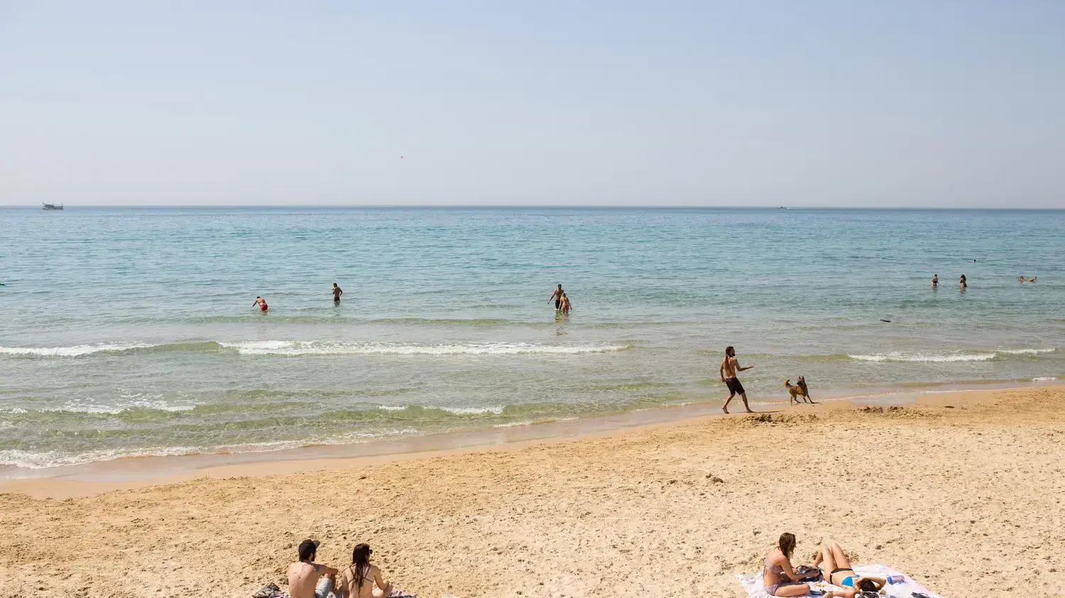 תמונות היום: נהנים מהחום בחופי תל אביב. 5 באפריל 2017 תמונות היום: נהנים מהחום בחופי תל אביב. 5 באפריל 2017