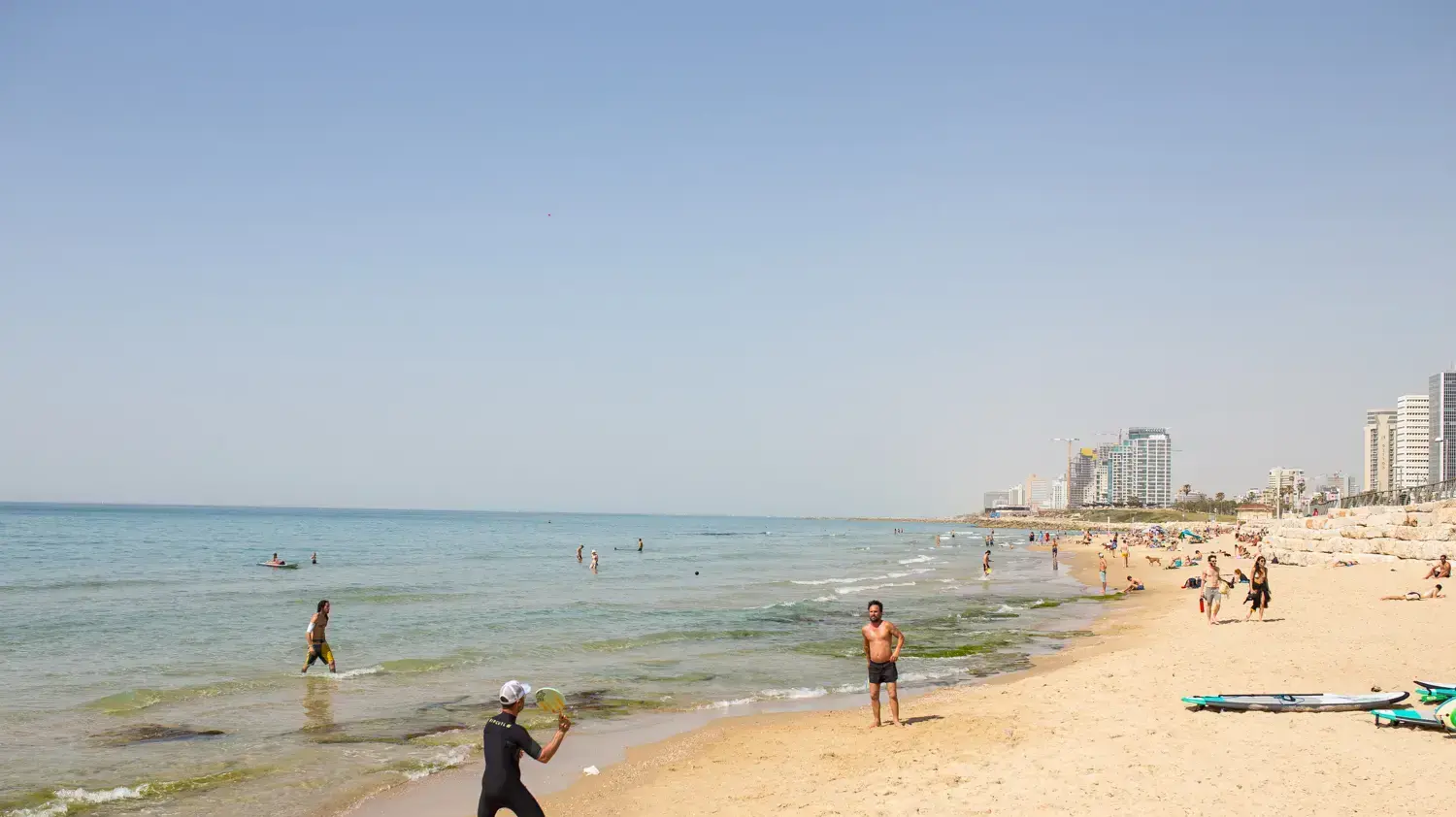 תמונות היום: נהנים מהחום בחופי תל אביב. 5 באפריל 2017