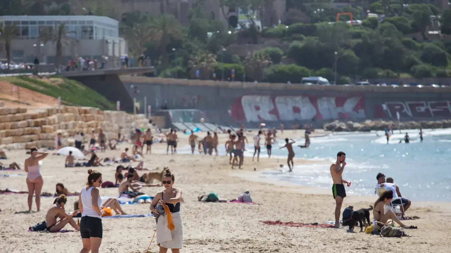 תמונות היום: נהנים מהחום בחופי תל אביב. 5 באפריל 2017 תמונות היום: נהנים מהחום בחופי תל אביב. 5 באפריל 2017