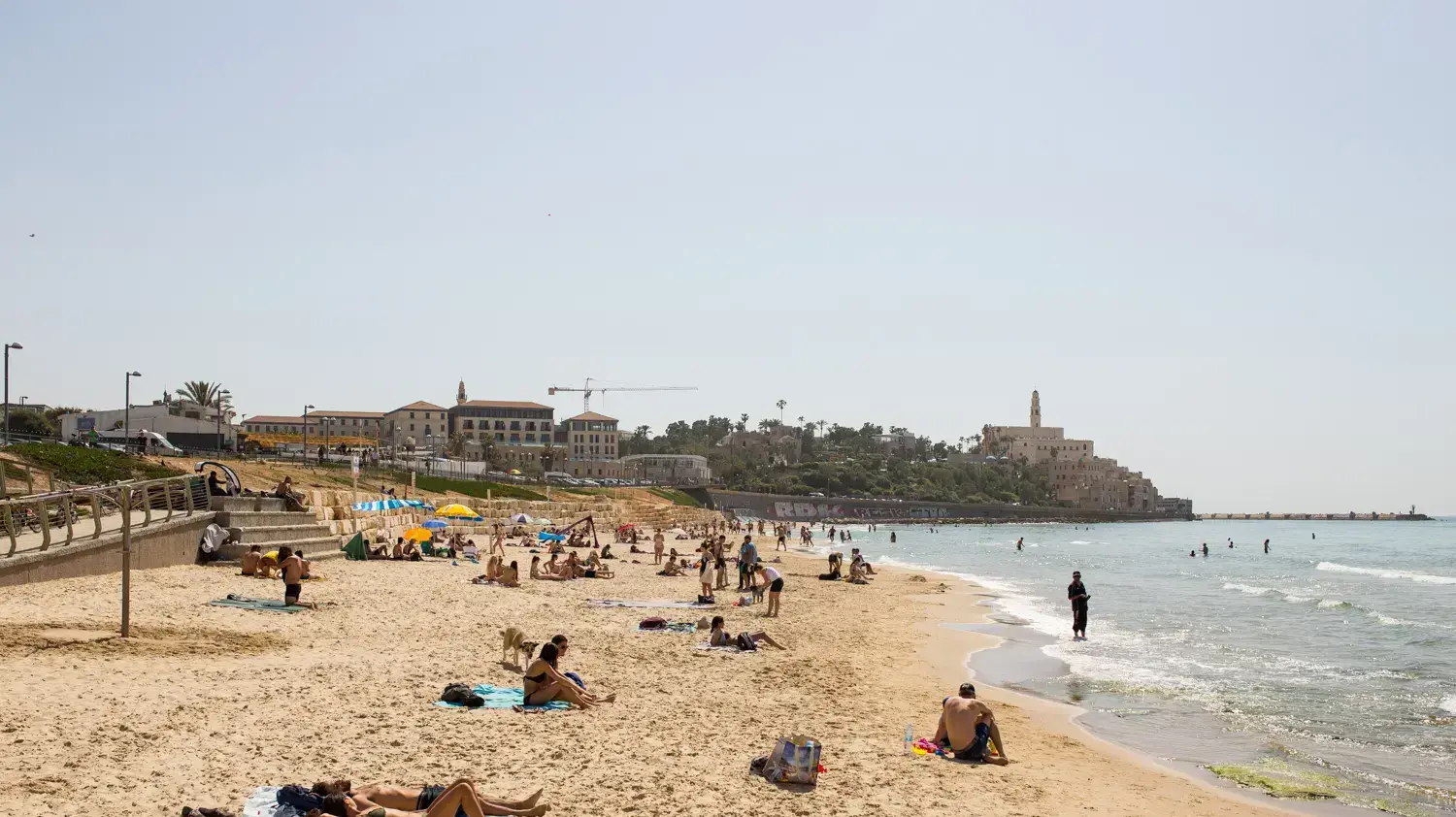תמונות היום: נהנים מהחום בחופי תל אביב. 5 באפריל 2017