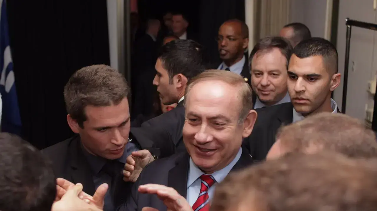 ראש הממשלה בנימין נתניהו בהרמת כוסית לחברי הליכוד, 5 באפריל 2017 ראש הממשלה בנימין נתניהו בהרמת כוסית לחברי הליכוד, 5 באפריל 2017