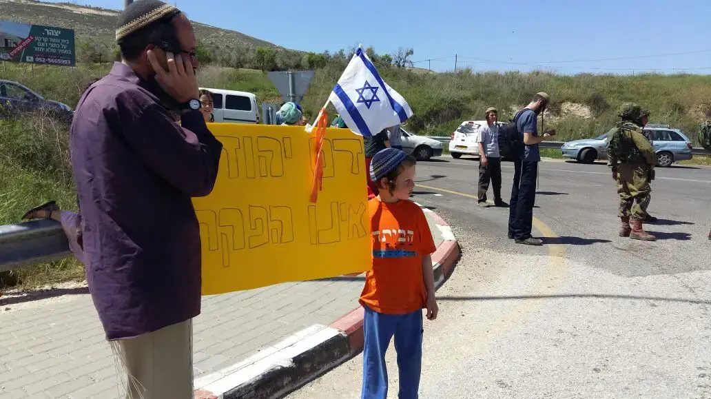 תושבי יצהר חוסמים את ציר גלעד לנסיעת ערבים 6 באפריל 2017 תושבי יצהר חוסמים את ציר גלעד לנסיעת ערבים 6 באפריל 2017