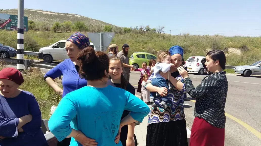 תושבי יצהר חוסמים את ציר גלעד לנסיעת ערבים 6 באפריל 2017 תושבי יצהר חוסמים את ציר גלעד לנסיעת ערבים 6 באפריל 2017