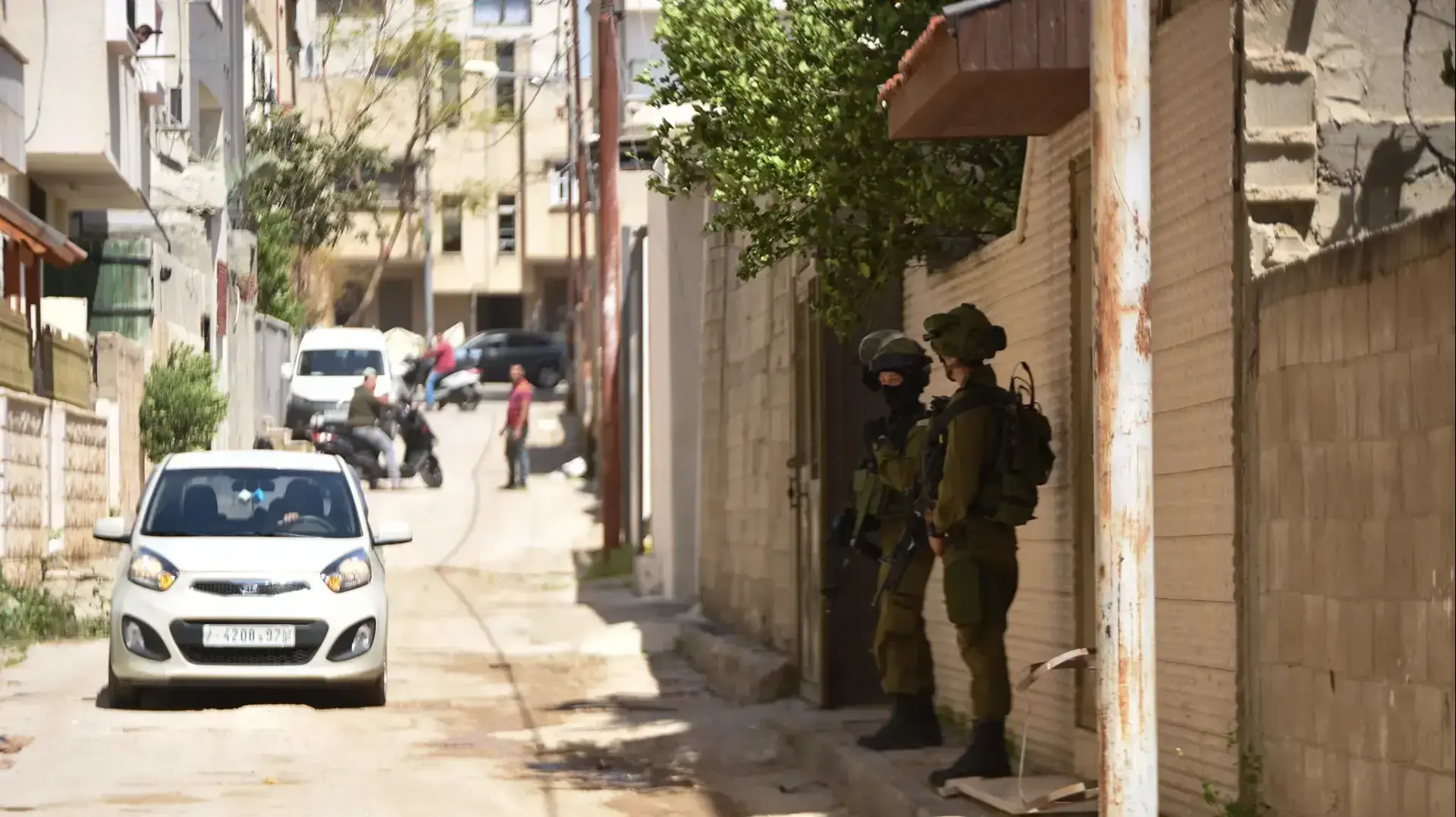 מפקד החטיבה המרחבית אפרים בסיור בגזרה יחד עם חיילים, 15 שנה לאחר מבצע חומת מגן, אפריל 2017 מפקד החטיבה המרחבית אפרים בסיור בגזרה יחד עם חיילים, 15 שנה לאחר מבצע חומת מגן, אפריל 2017