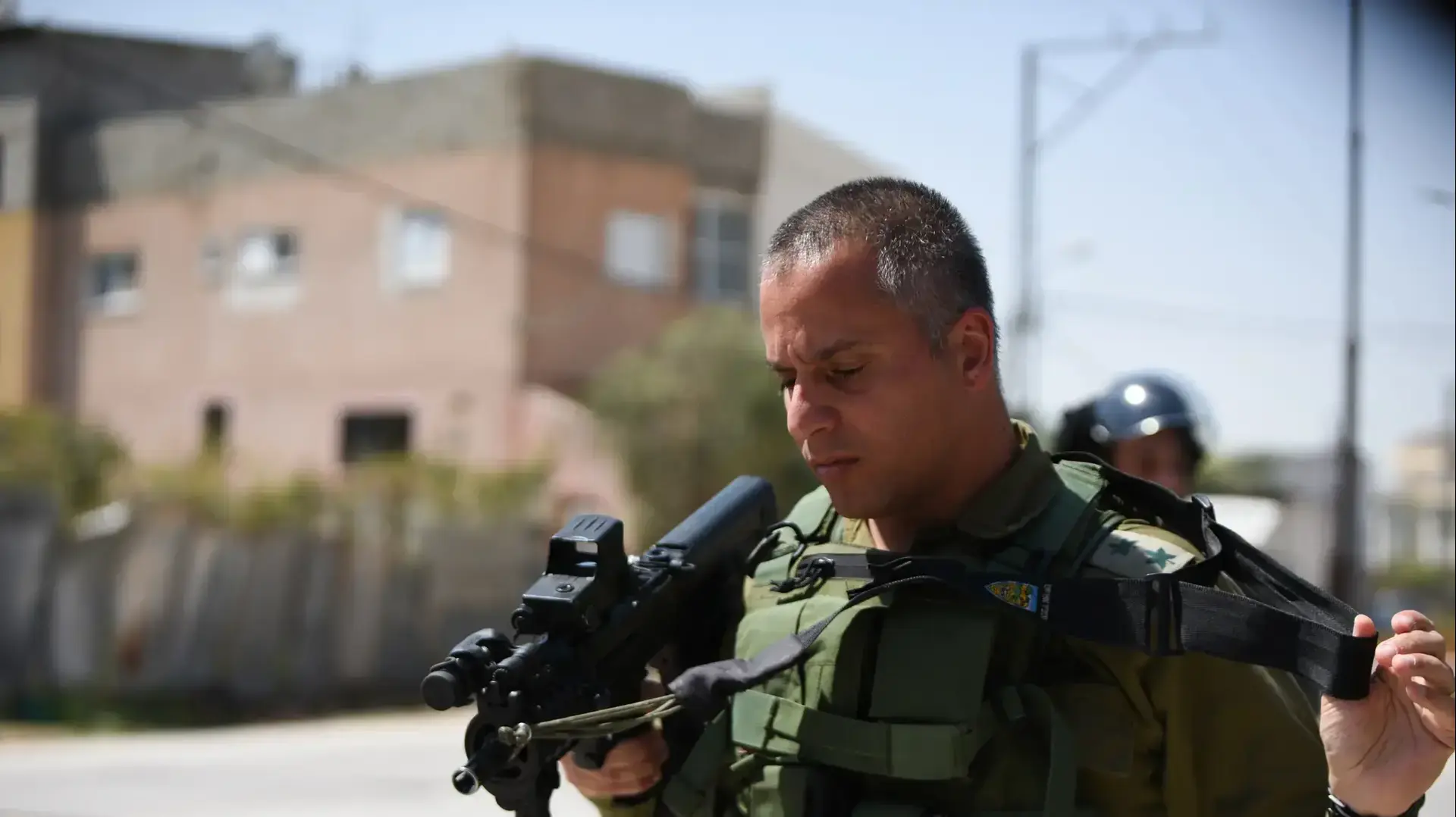 מפקד החטיבה המרחבית אפרים בסיור בגזרה יחד עם חיילים, 15 שנה לאחר מבצע חומת מגן, אפריל 2017
