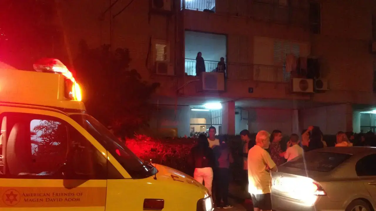 הזירה בתל אביב שבה נמצא ילד ללא רוח חיים 6 באפריל 2017 הזירה בתל אביב שבה נמצא ילד ללא רוח חיים 6 באפריל 2017
