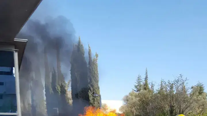 מכונית שעלתה באש בשדרות יצחק רבין בירושלים, אפריל 2017 מכונית שעלתה באש בשדרות יצחק רבין בירושלים, אפריל 2017