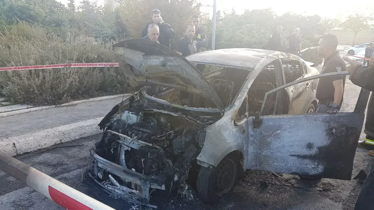 רכב עלה באש בשדרות יצחק רבין בירושלים, הנהג נפצע קשה רכב עלה באש בשדרות יצחק רבין בירושלים, הנהג נפצע קשה