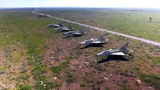 מטוסי קרב בבסיס האווירי במחוז חומס, סוריה, שהופצץ על ידי ארצות הברית, 7 באפריל 2017 מטוסי קרב בבסיס האווירי במחוז חומס, סוריה, שהופצץ על ידי ארצות הברית, 7 באפריל 2017