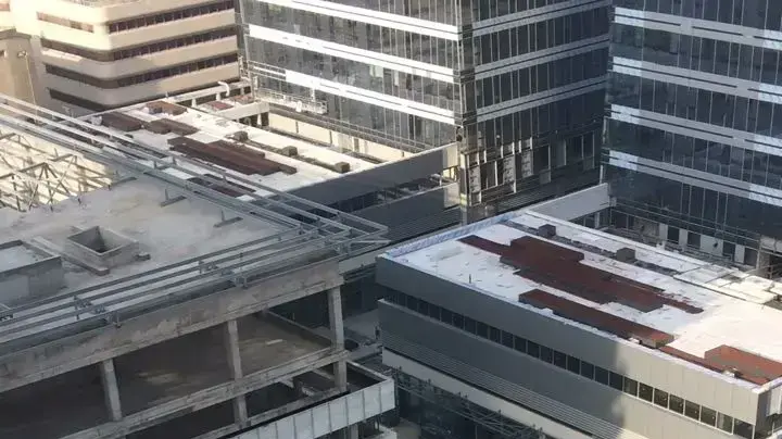הזירה בה נמצאה גופת האישה בתל אביב לאחר נפילה מגובה 8 באפריל 2017 הזירה בה נמצאה גופת האישה בתל אביב לאחר נפילה מגובה 8 באפריל 2017