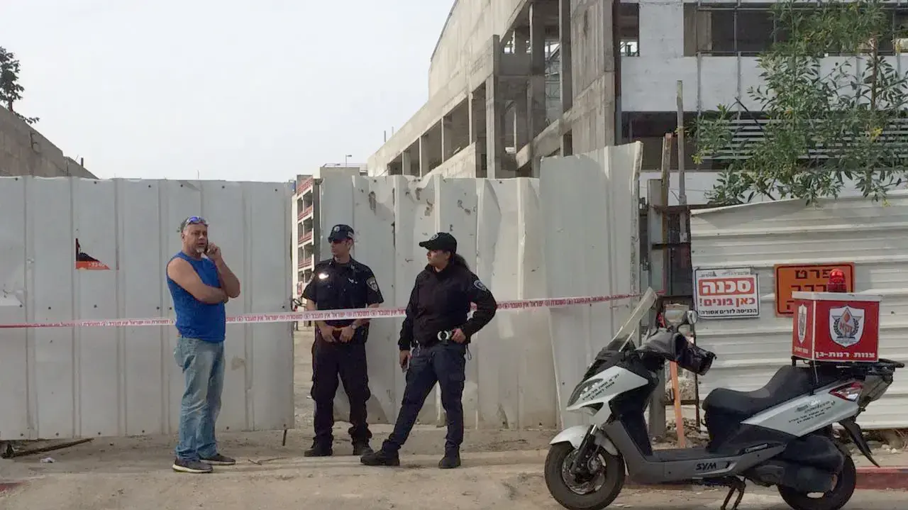 הזירה בה נמצאה גופת האישה בתל אביב לאחר נפילה מגובה 8 באפריל 2017 הזירה בה נמצאה גופת האישה בתל אביב לאחר נפילה מגובה 8 באפריל 2017