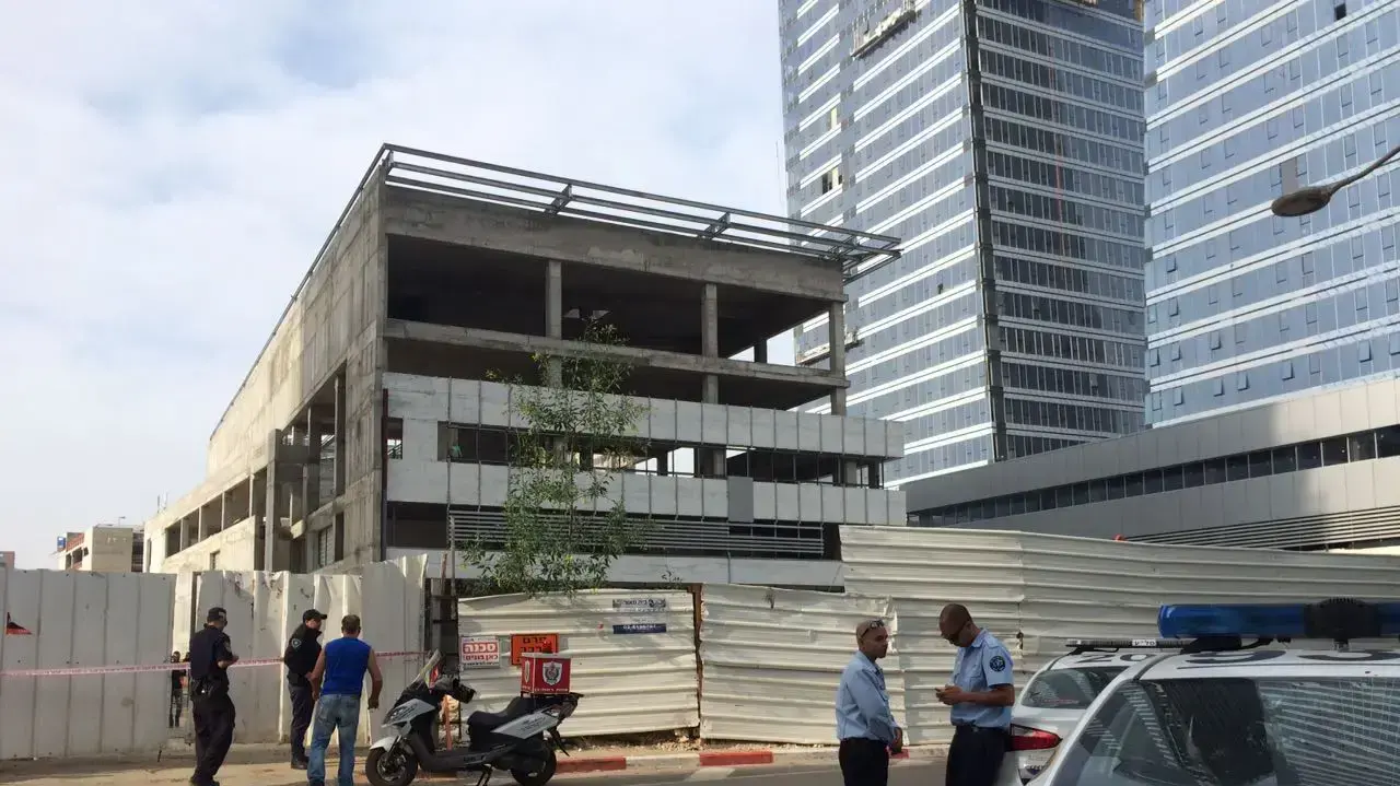הזירה בה נמצאה גופת האישה בתל אביב לאחר נפילה מגובה 8 באפריל 2017 הזירה בה נמצאה גופת האישה בתל אביב לאחר נפילה מגובה 8 באפריל 2017