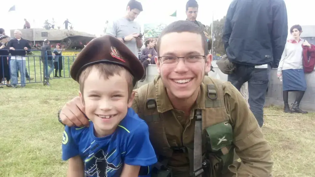 אלחי טהרלב שנהרג בפיגוע הדריסה בעופרה, עם אחיו אליה, אפריל 2017