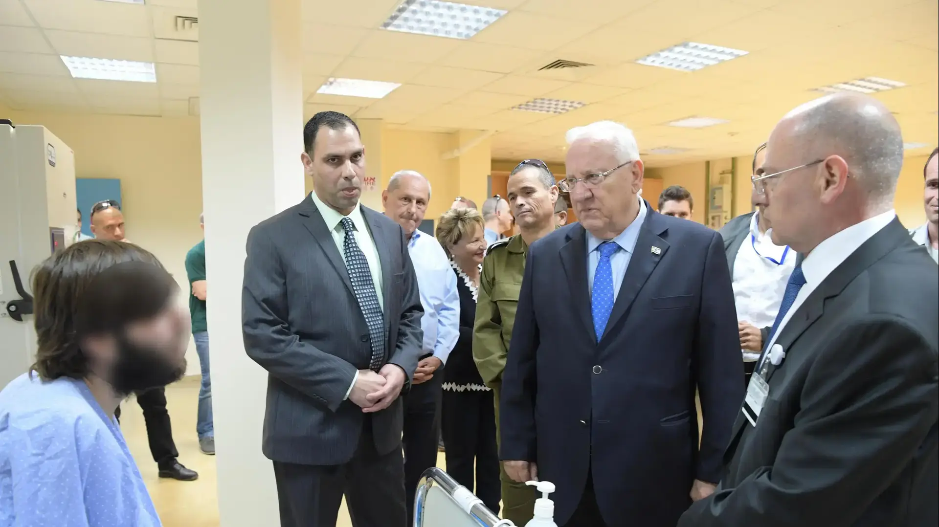 נשיא המדינה סייר היום בגבול הצפון והרים כוסית עם חיילי גבעתי לכבוד חג הפסח, בהמשך ביקר בבית החולים בנהריה בו מטופלים הפצועים מסוריה יום ראשון, 9 באפריל 2017 נשיא המדינה סייר היום בגבול הצפון והרים כוסית עם חיילי גבעתי לכבוד חג הפסח, בהמשך ביקר בבית החולים בנהריה בו מטופלים הפצועים מסוריה יום ראשון, 9 באפריל 2017