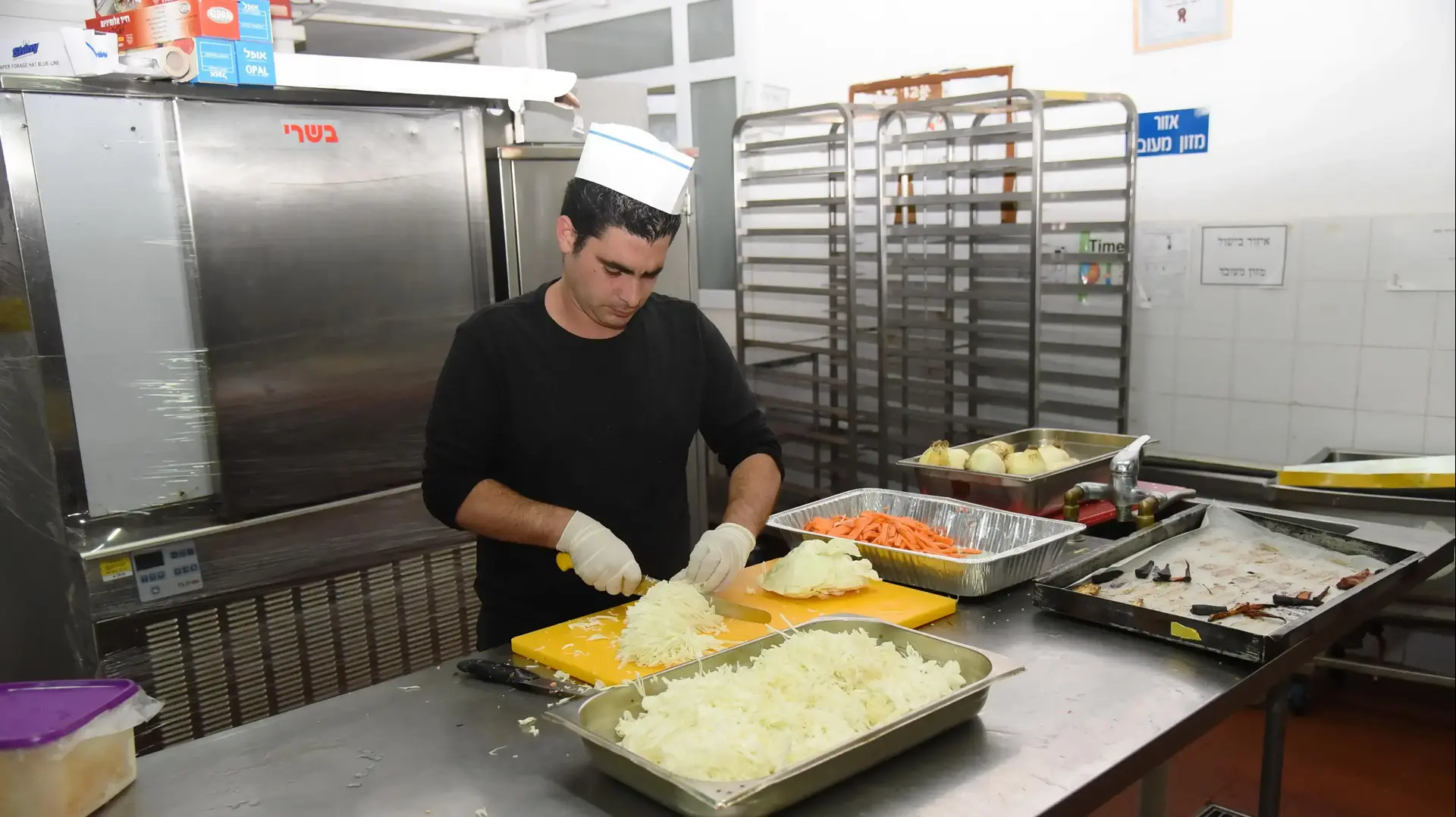 הכנות לליל הסדר עבור חיילים בודדים בכפר הנופש בגבעת אולגה, אפריל 2017 הכנות לליל הסדר עבור חיילים בודדים בכפר הנופש בגבעת אולגה, אפריל 2017