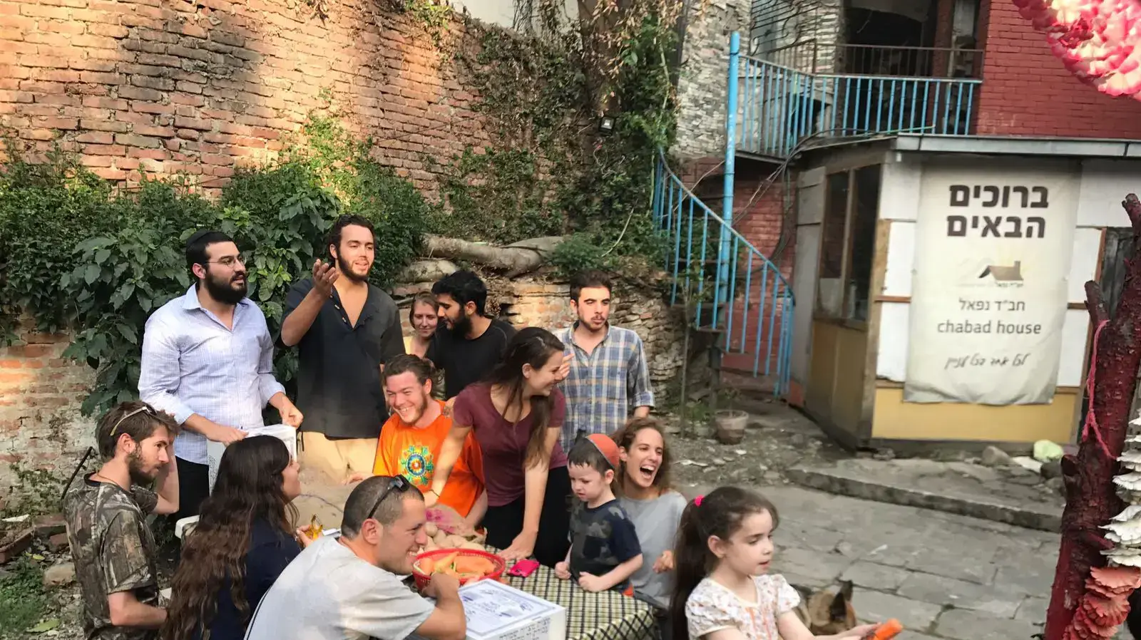 הכנות לליל הסדר בבית חב"ד בקטמנדו, נפאל, אפריל 2017 הכנות לליל הסדר בבית חב"ד בקטמנדו, נפאל, אפריל 2017