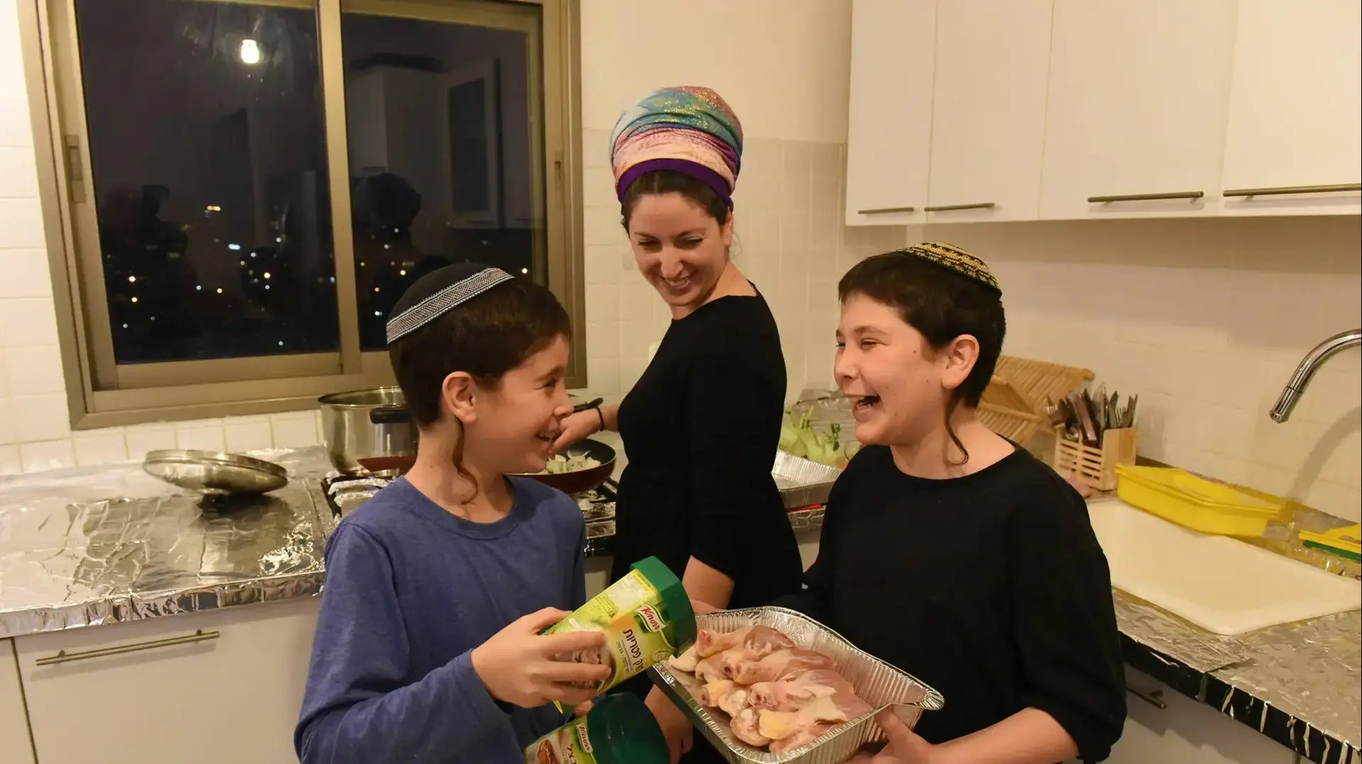 הכנות לליל הסדר בבית משפחת דורפמן בתל אביב, אפריל 2017 הכנות לליל הסדר בבית משפחת דורפמן בתל אביב, אפריל 2017