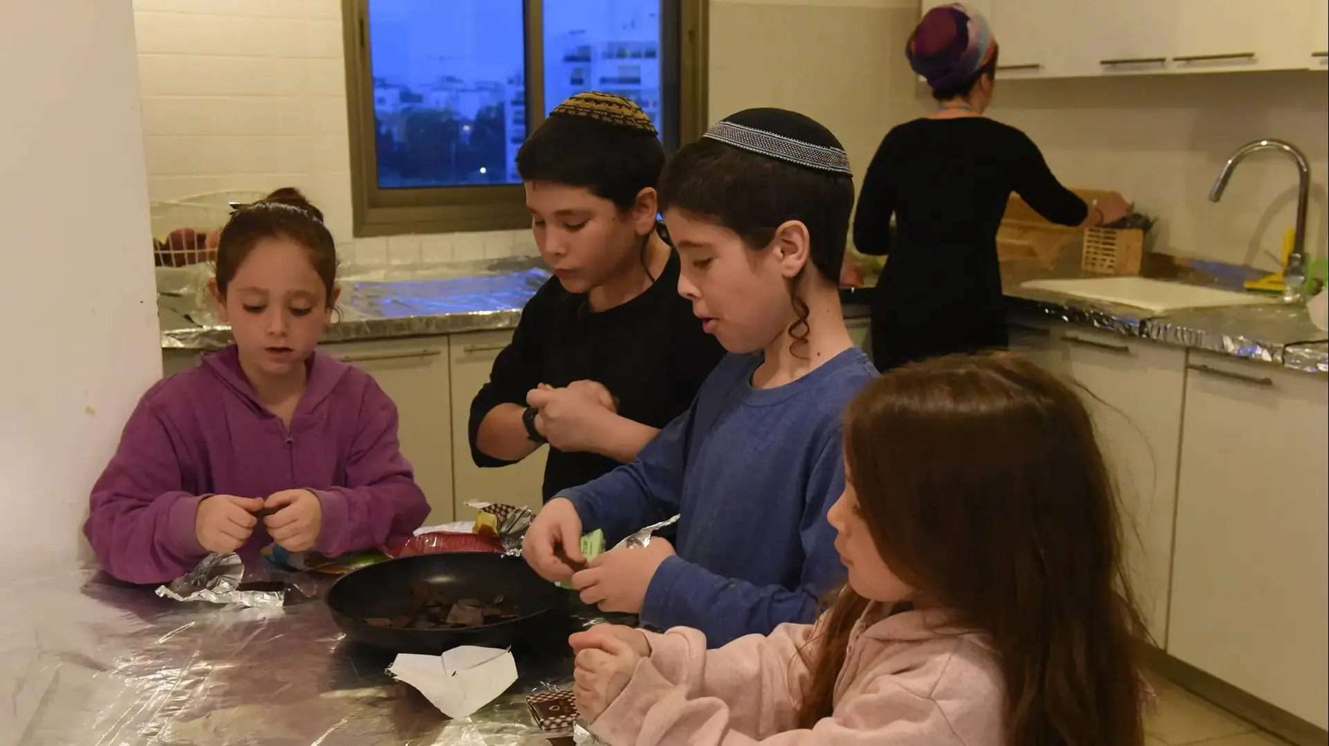 הכנות לליל הסדר בבית משפחת דורפמן בתל אביב, אפריל 2017 הכנות לליל הסדר בבית משפחת דורפמן בתל אביב, אפריל 2017