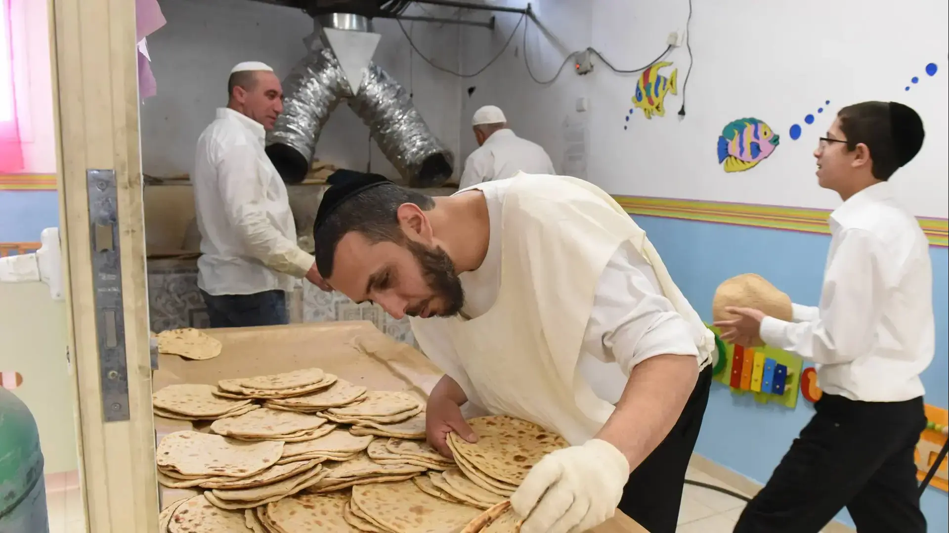 מאפית מצה שמורה רכה בבית כנסת רבינו יוסף חיים בשכונת התקווה בתל אביב, 9 באפריל 2017