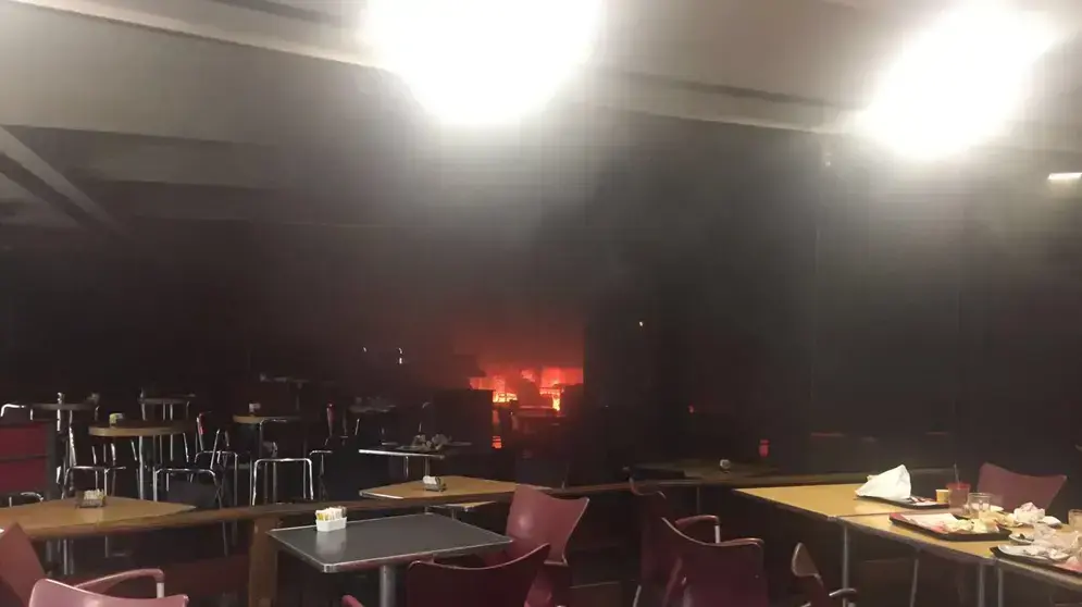 שריפה פרצה במטבח של טל בייגלס בסינמה סיטי בגלילות, 11 באפריל 2017 שריפה פרצה במטבח של טל בייגלס בסינמה סיטי בגלילות, 11 באפריל 2017