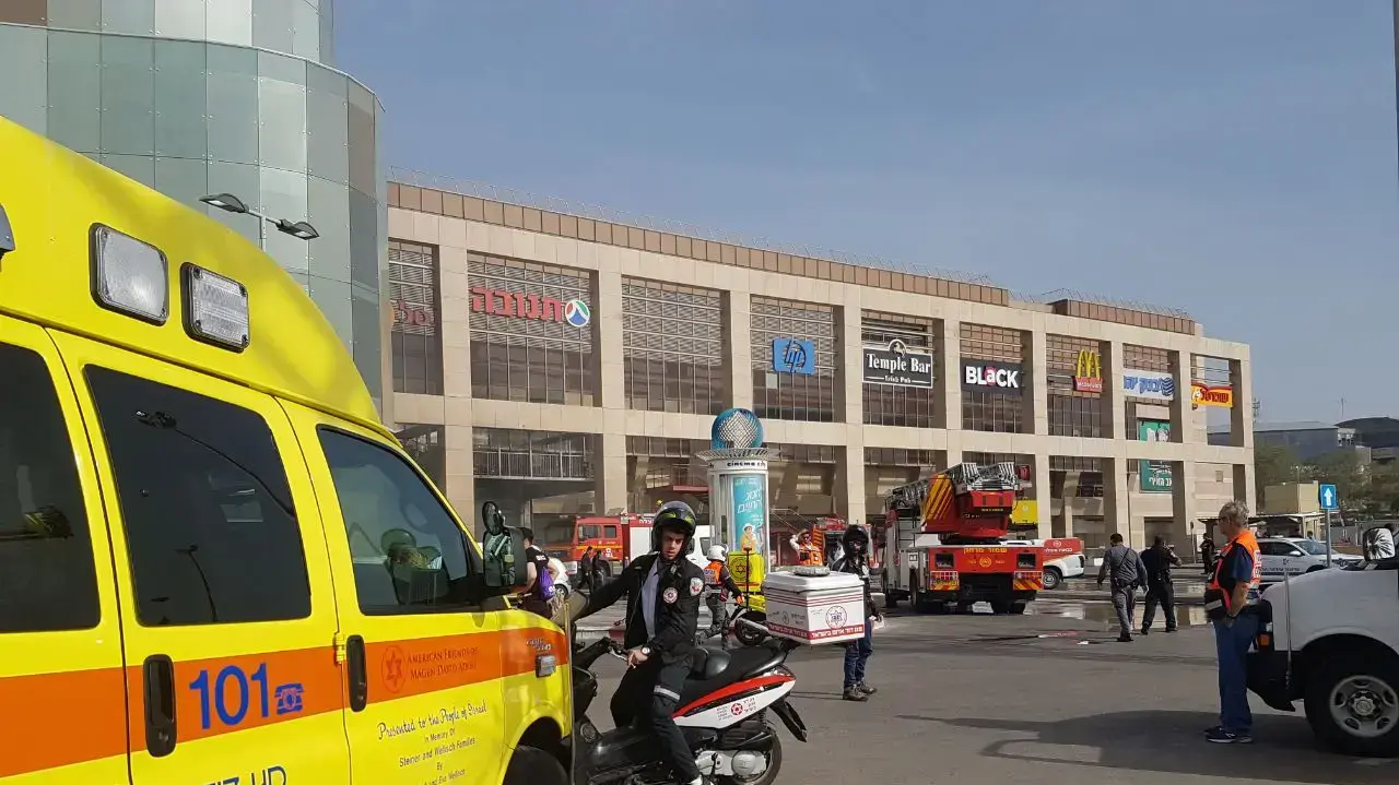 צוותי מד"א מחוץ למתחם הסינמה סיטי בגלילות בעקבות שריפה שפרצה במקום, 11 באפריל 2017 צוותי מד"א מחוץ למתחם הסינמה סיטי בגלילות בעקבות שריפה שפרצה במקום, 11 באפריל 2017