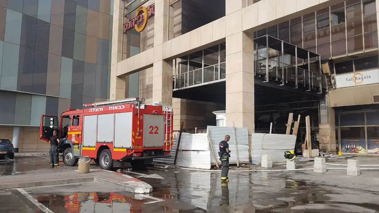 שריפה במתחם סינמה סיטי בגלילות, 11 באפריל 2017 שריפה במתחם סינמה סיטי בגלילות, 11 באפריל 2017
