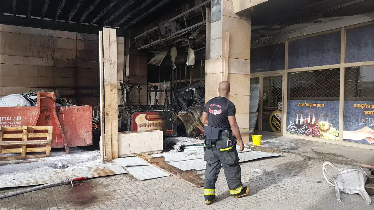 שריפה במתחם סינמה סיטי בגלילות, 11 באפריל 2017 שריפה במתחם סינמה סיטי בגלילות, 11 באפריל 2017