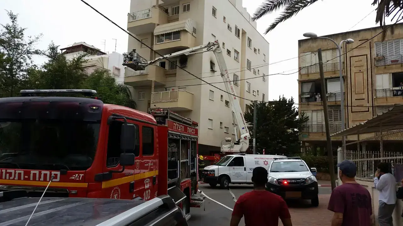 זירת השריפה ברחוב קטרוני בפתח תקווה, 12 באפריל 2017 זירת השריפה ברחוב קטרוני בפתח תקווה, 12 באפריל 2017