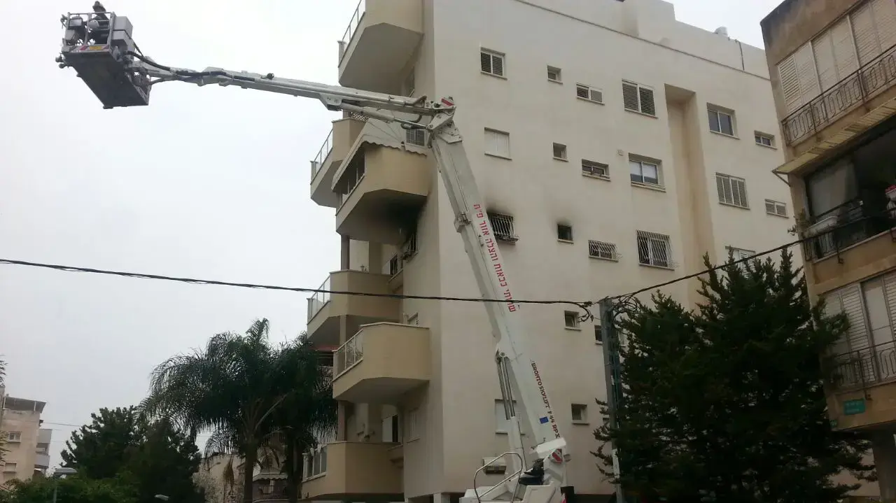 זירת השריפה ברחוב קטרוני בפתח תקווה, 12 באפריל 2017