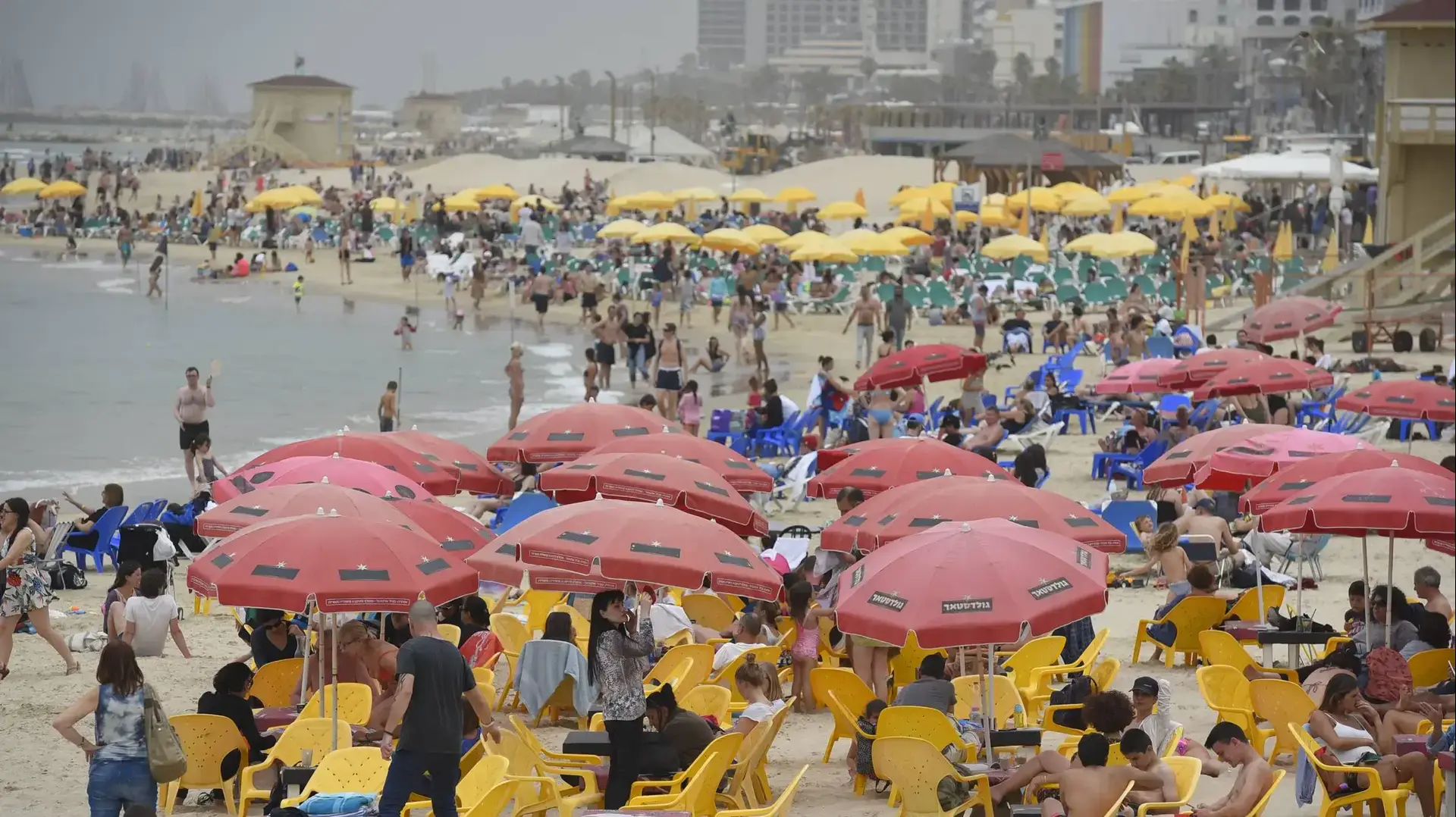 מבלים בחוף הים בתל אביב במהלך חול המועד פסח, 12 באפריל 2017 מבלים בחוף הים בתל אביב במהלך חול המועד פסח, 12 באפריל 2017