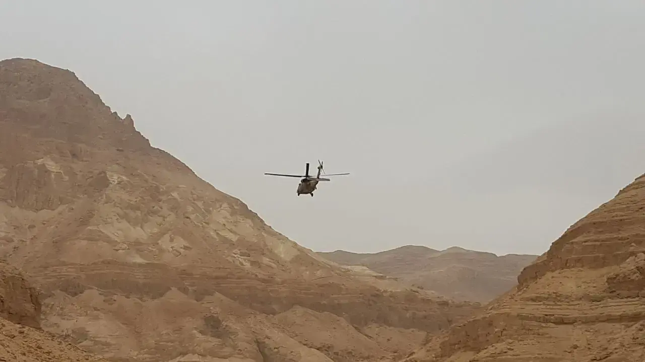 המסוק המחלץ את המטייל שנפטר מהתייבשות במהלך טיול בנחל ערוגות, 12 באפריל 2017 המסוק המחלץ את המטייל שנפטר מהתייבשות במהלך טיול בנחל ערוגות, 12 באפריל 2017