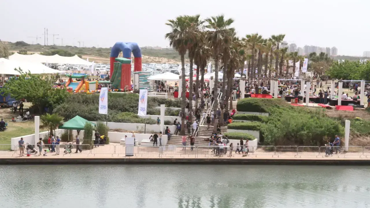 מטיילים בפארק נחל חדרה, 13 באפריל 2017 מטיילים בפארק נחל חדרה, 13 באפריל 2017