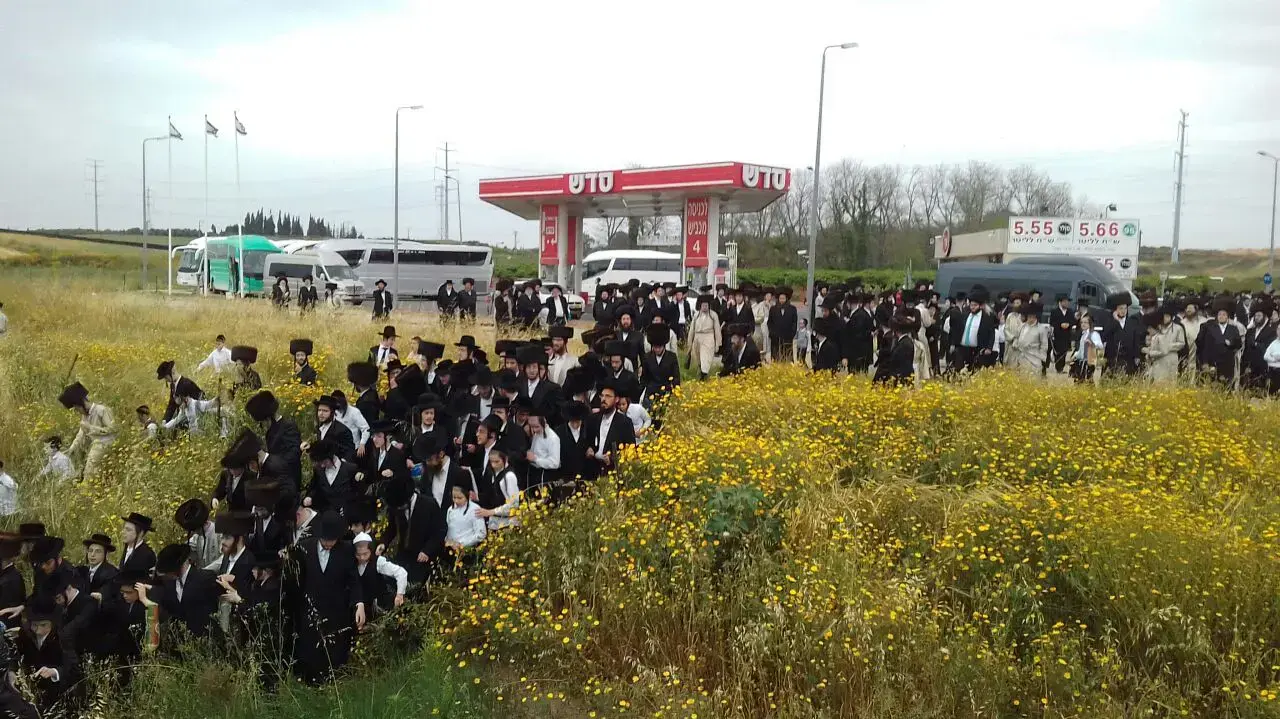 הפגנת חרדים ליד כביש 4 עקב הפגנת חרדים הפגנת חרדים ליד כביש 4 עקב הפגנת חרדים