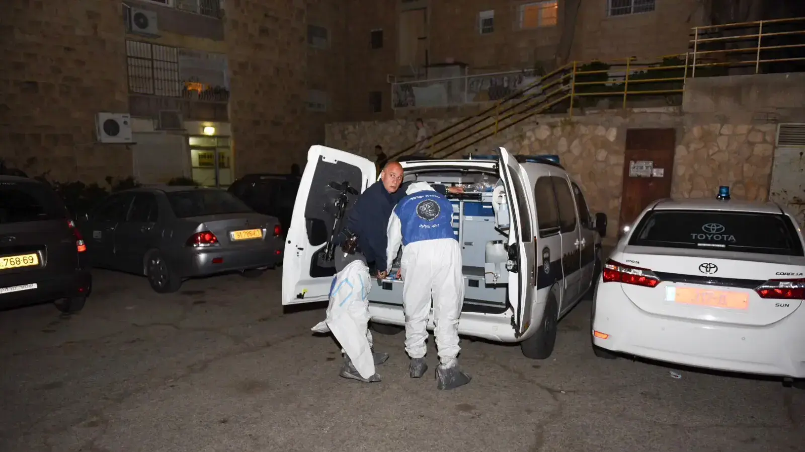 גופת גבר כבן 60 עם סימני אלימות נמצאה בדירה בשכונת ארמון הנציב בירושלים, 13 באפריל 2017 גופת גבר כבן 60 עם סימני אלימות נמצאה בדירה בשכונת ארמון הנציב בירושלים, 13 באפריל 2017