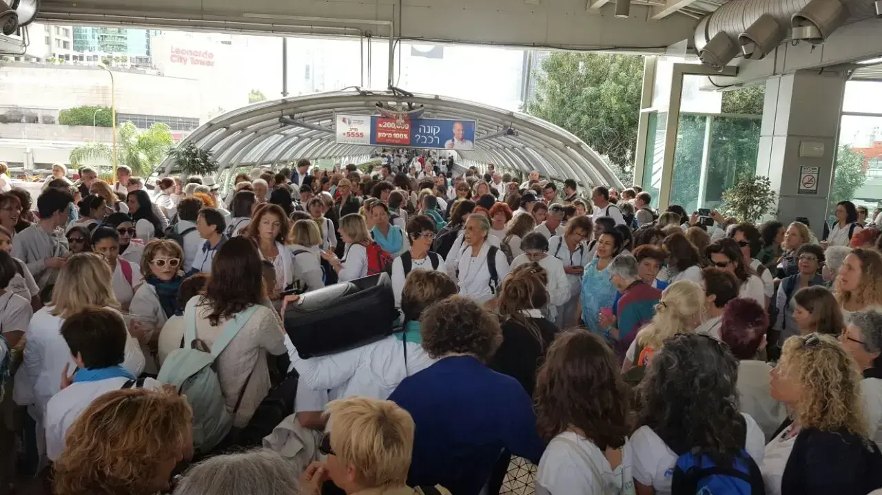 קבוצת "נשים עושות שלום" קיימו עצרת למען התנעת הליך מדיני, אפריל 2017 קבוצת "נשים עושות שלום" קיימו עצרת למען התנעת הליך מדיני, אפריל 2017