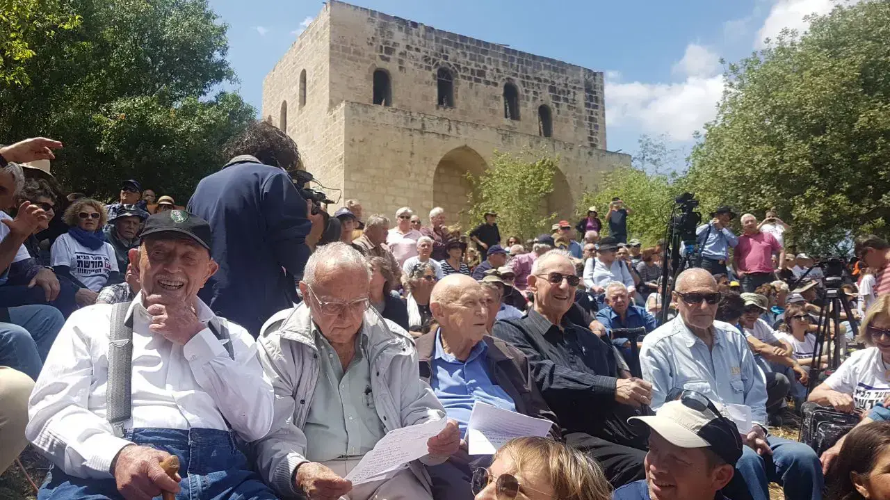 חיים גורי וותיקי הפלמ"ח בטקס בשער הגיא לקריאת המקום ע"ש החללים ופורצי הדרך, אפריל 2017